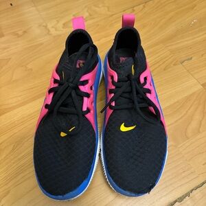 Nike women’s Acalme running Sneakers size 8